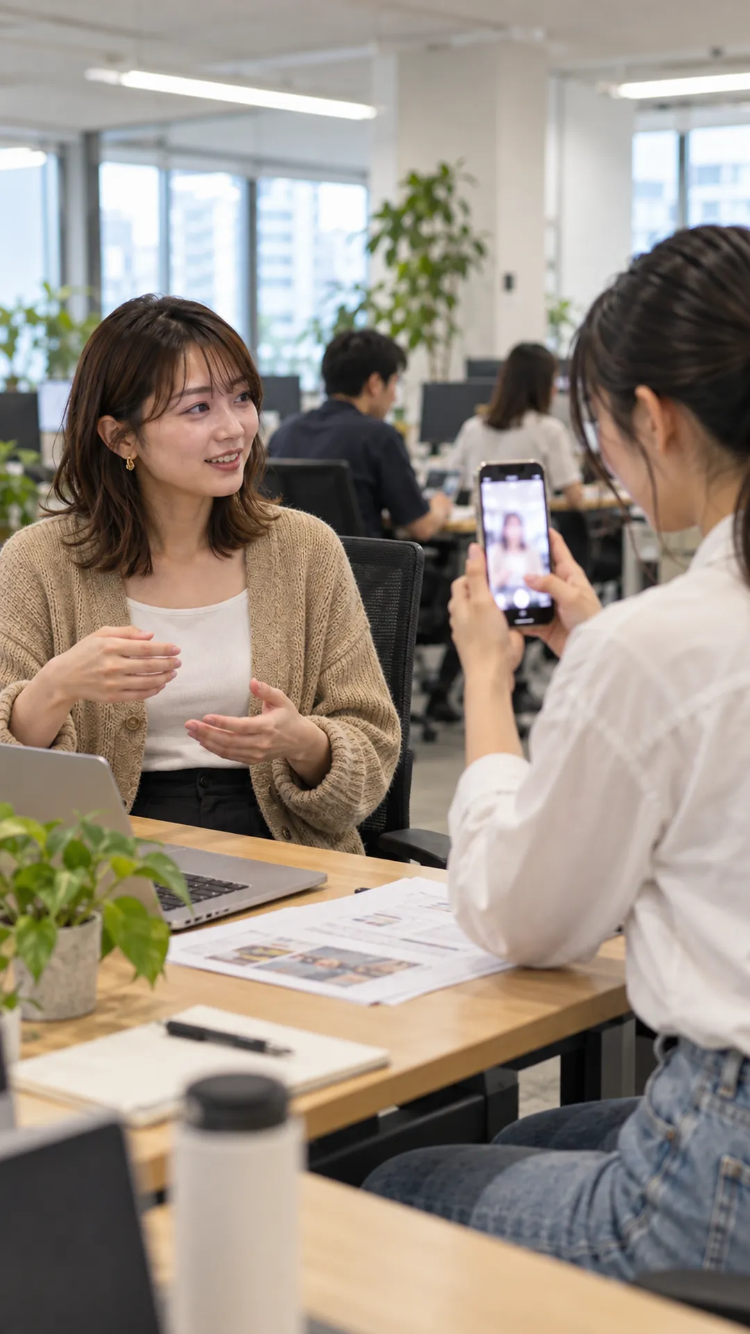 仕事の様子を撮影するタレント（撮影イメージ）