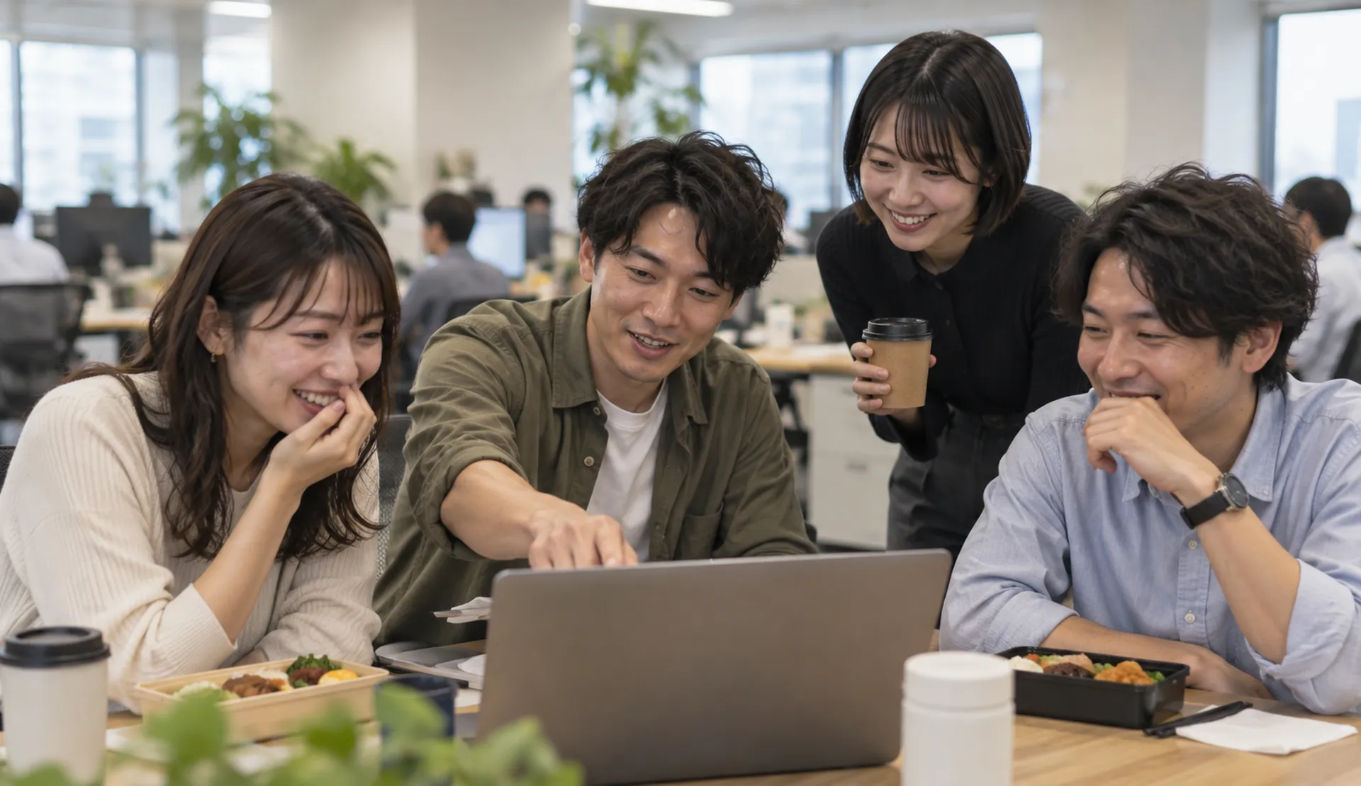 動画を見ながら話す社員（撮影イメージ）